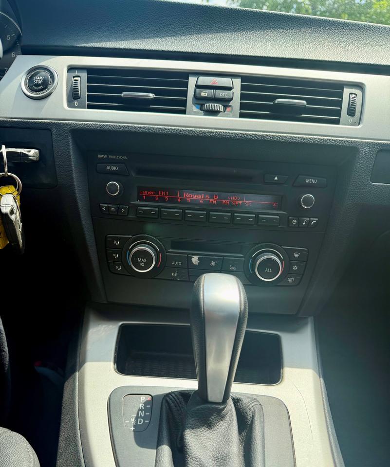2011 BMW 3 Series 323i Photo
