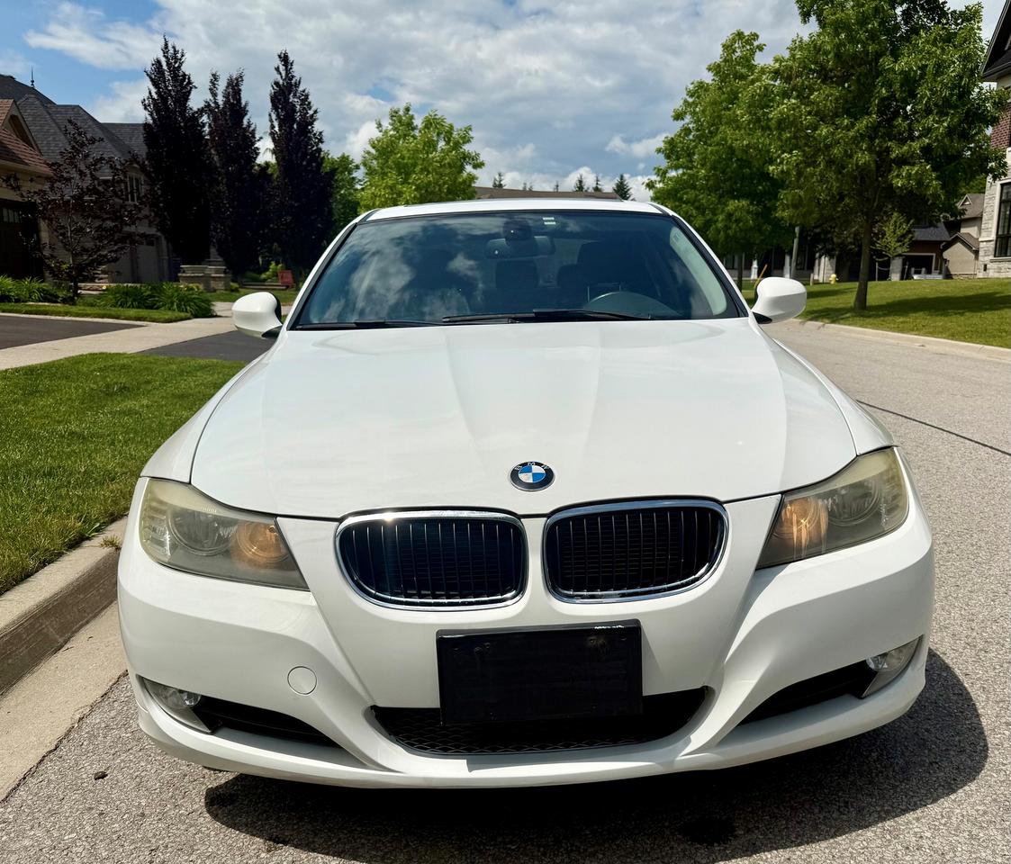 2011 BMW 3 Series 323i Photo