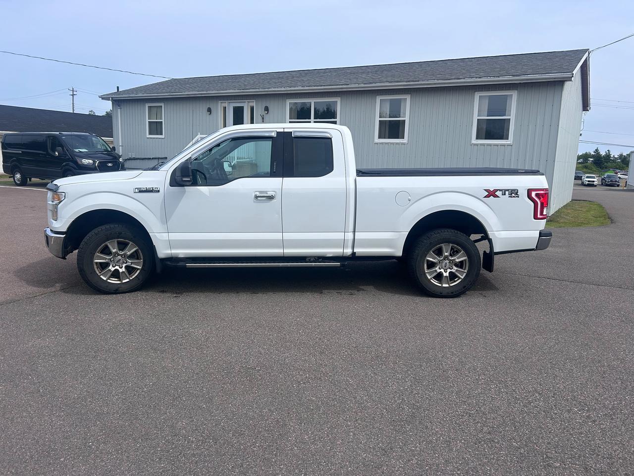 2016 Ford F-150 XLT SUPERCAB 4WD Photo2