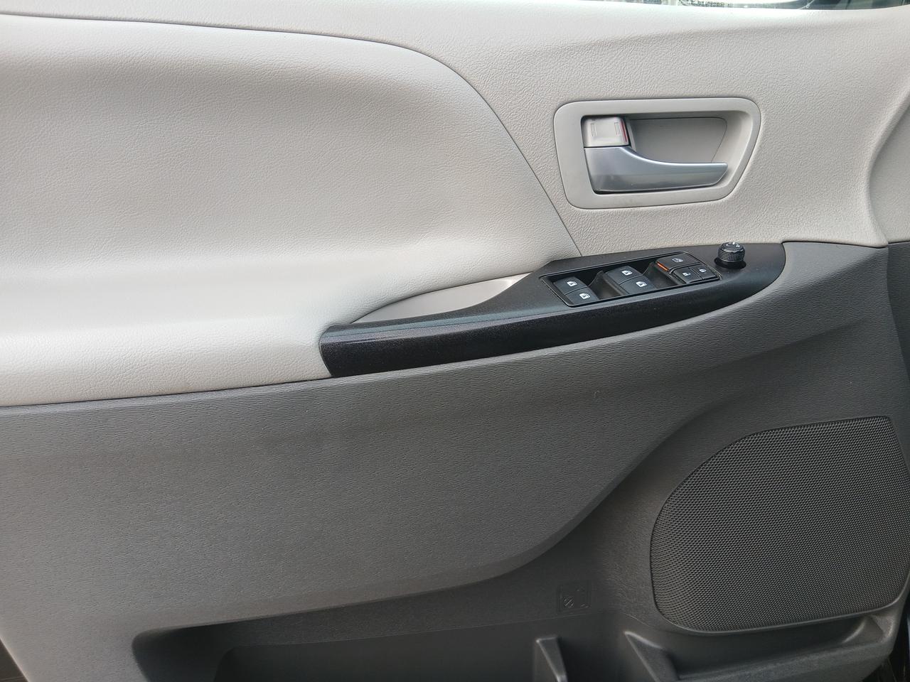 2018 Toyota Sienna LE-EXTRA CLEAN-8 SEATS-BK UP CAM-2 YEARS WARRANTY Photo3