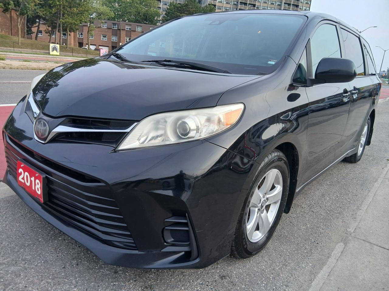 2018 Toyota Sienna LE-EXTRA CLEAN-8 SEATS-BK UP CAM-2 YEARS WARRANTY Photo
