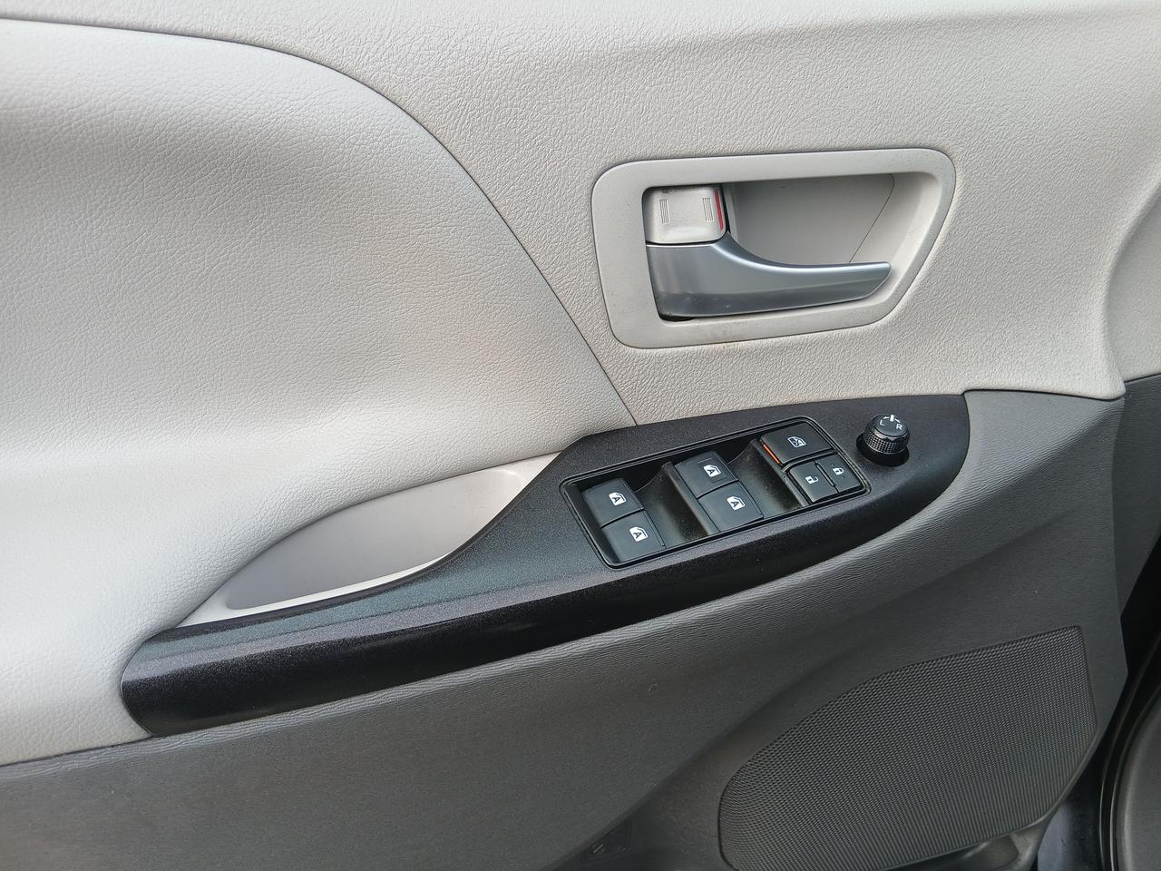 2018 Toyota Sienna LE-EXTRA CLEAN-8 SEATS-BK UP CAM-2 YEARS WARRANTY Photo