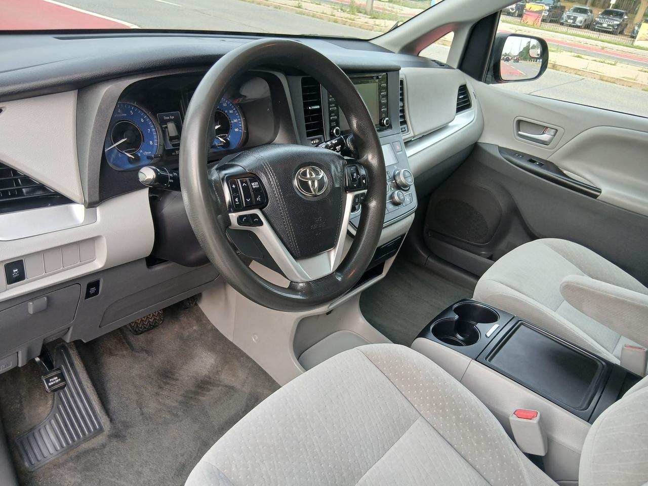2018 Toyota Sienna LE-EXTRA CLEAN-8 SEATS-BK UP CAM-2 YEARS WARRANTY Photo