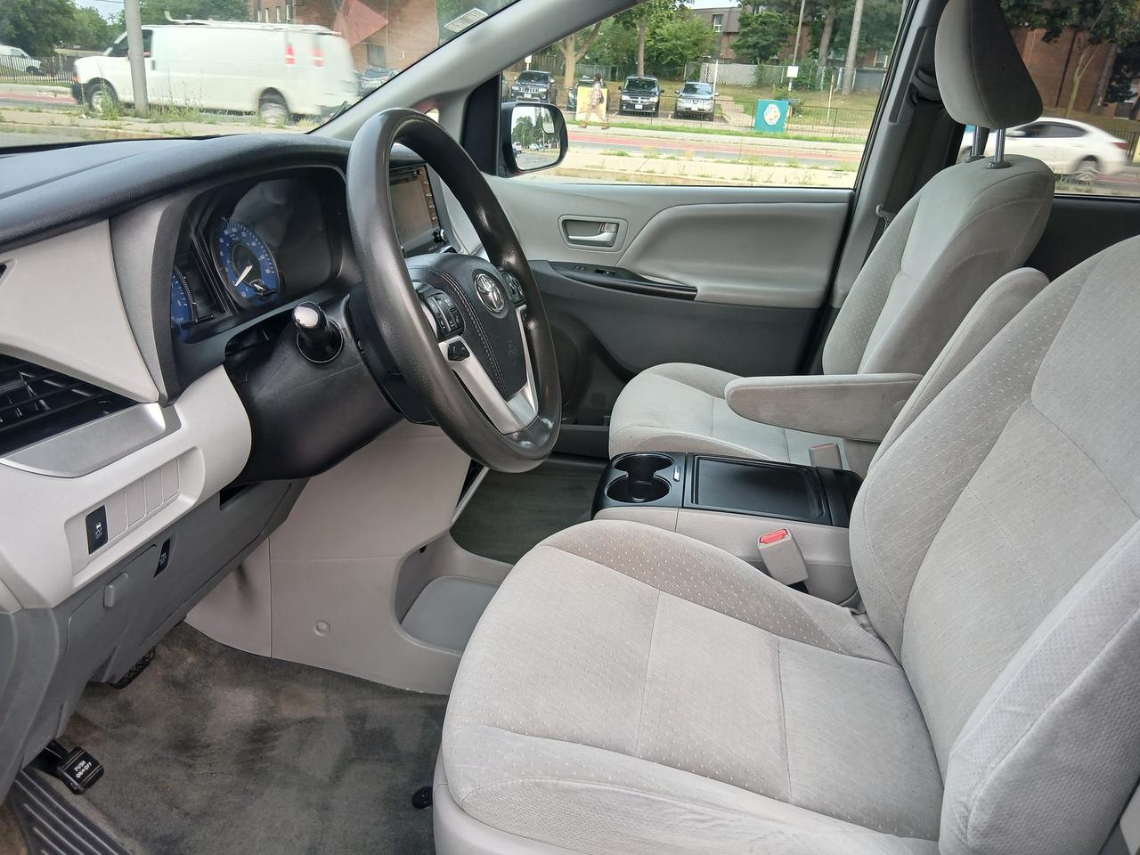 2018 Toyota Sienna LE-EXTRA CLEAN-8 SEATS-BK UP CAM-2 YEARS WARRANTY Photo