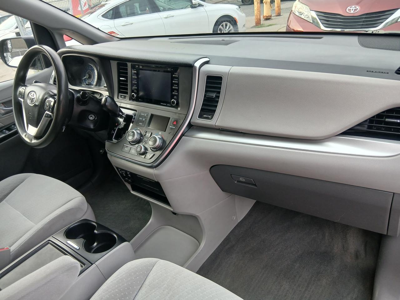 2018 Toyota Sienna LE-EXTRA CLEAN-8 SEATS-BK UP CAM-2 YEARS WARRANTY Photo