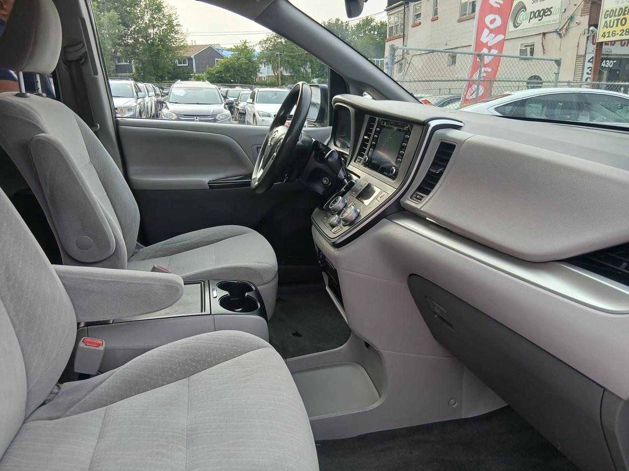 2018 Toyota Sienna LE-EXTRA CLEAN-8 SEATS-BK UP CAM-2 YEARS WARRANTY Photo