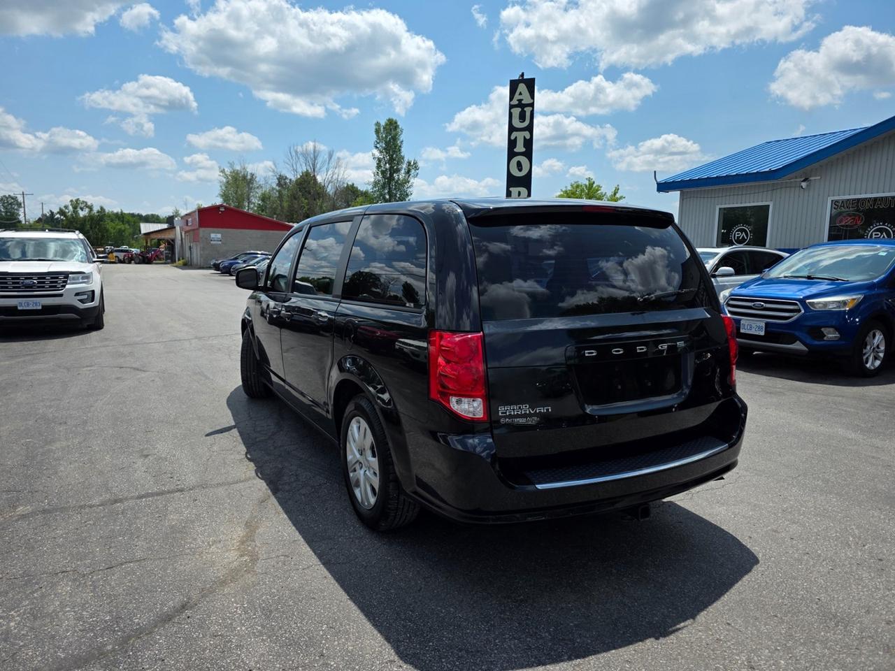 2018 Dodge Grand Caravan SE Photo2
