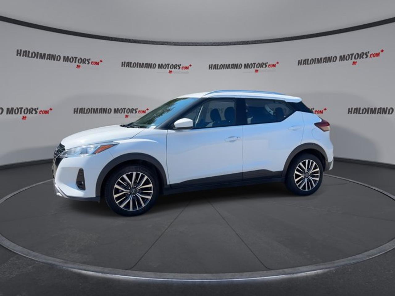 2025 Nissan Kicks Play SV FWD | No Accidents | Heated Steering Photo3