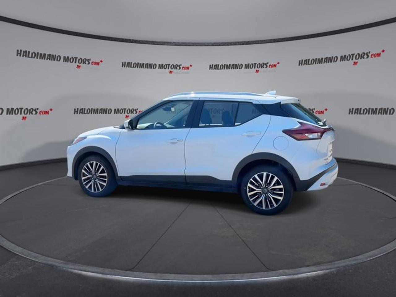 2025 Nissan Kicks Play SV FWD | No Accidents | Heated Steering Photo4