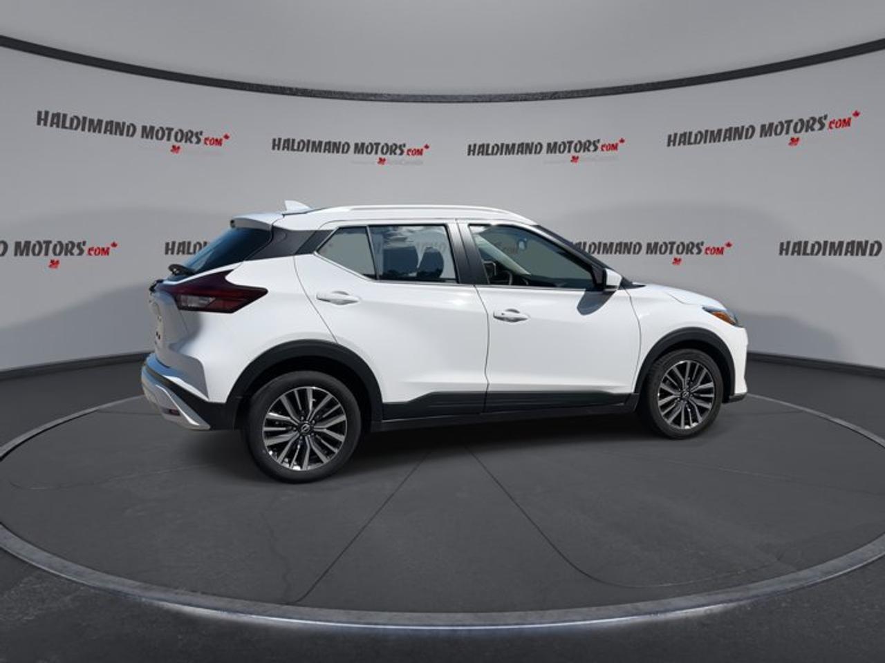 2025 Nissan Kicks Play SV FWD | No Accidents | Heated Steering Photo