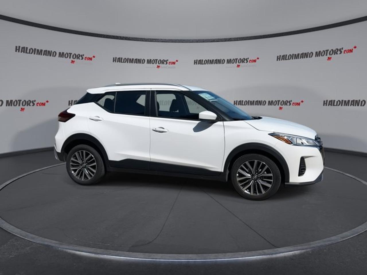 2025 Nissan Kicks Play SV FWD | No Accidents | Heated Steering Photo