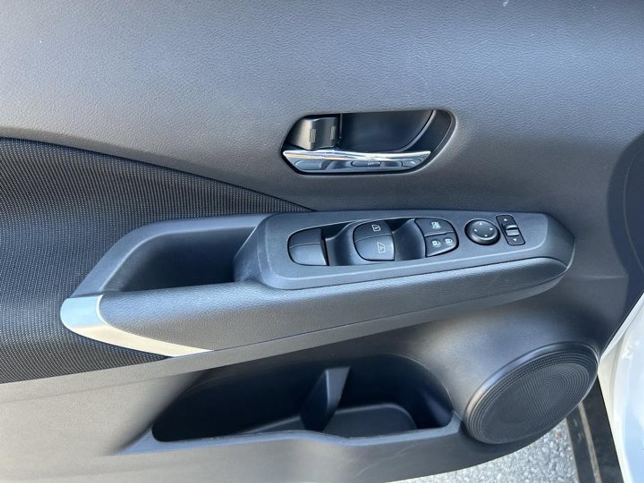 2025 Nissan Kicks Play SV FWD | No Accidents | Heated Steering Photo