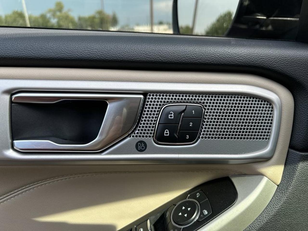 2021 Ford Explorer Limited 4WD | No Accidents | Vent. Front Seats Photo