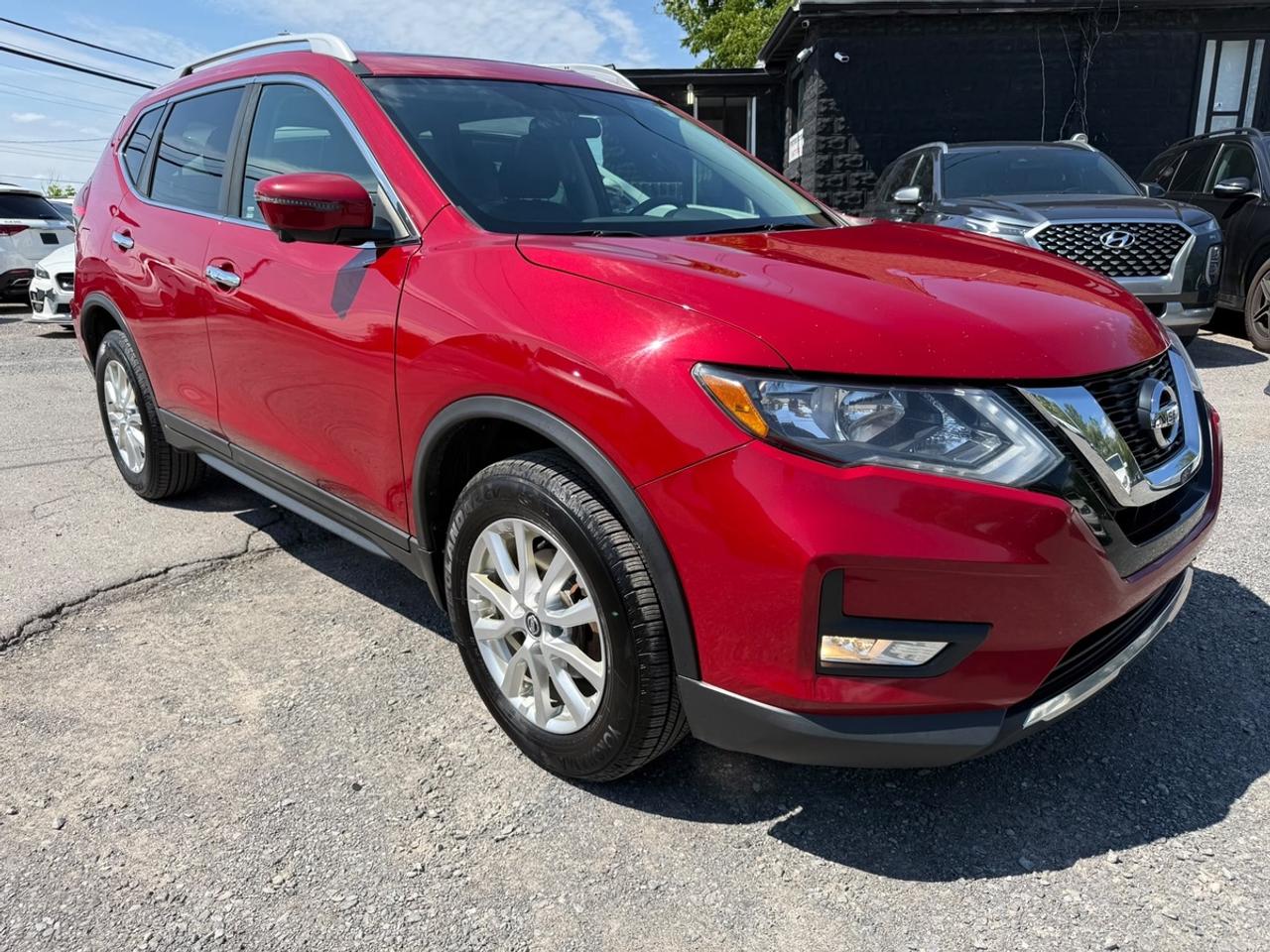 2017 Nissan Rogue SV Photo2