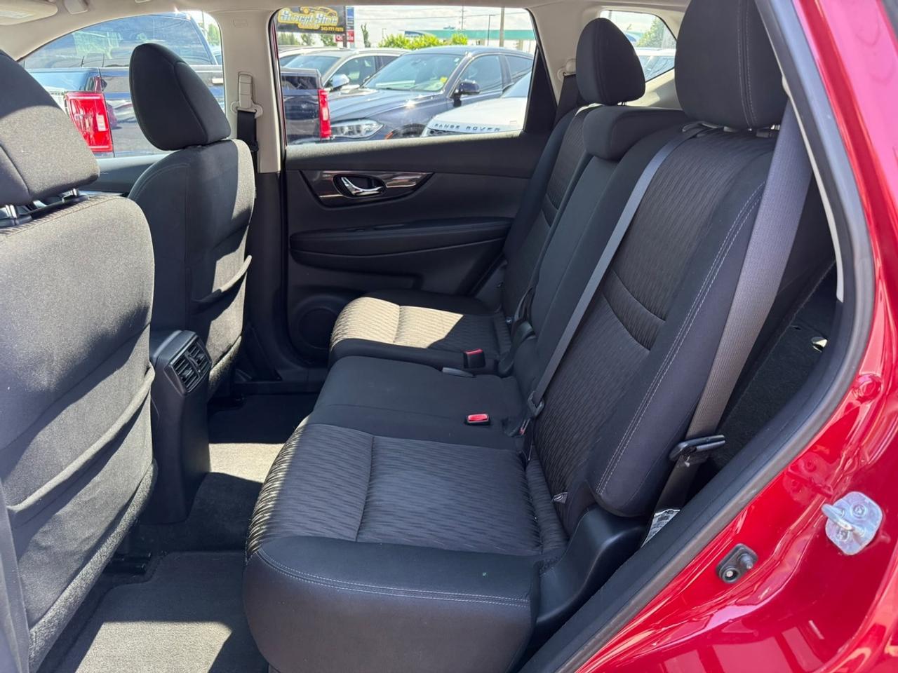 2017 Nissan Rogue SV Photo
