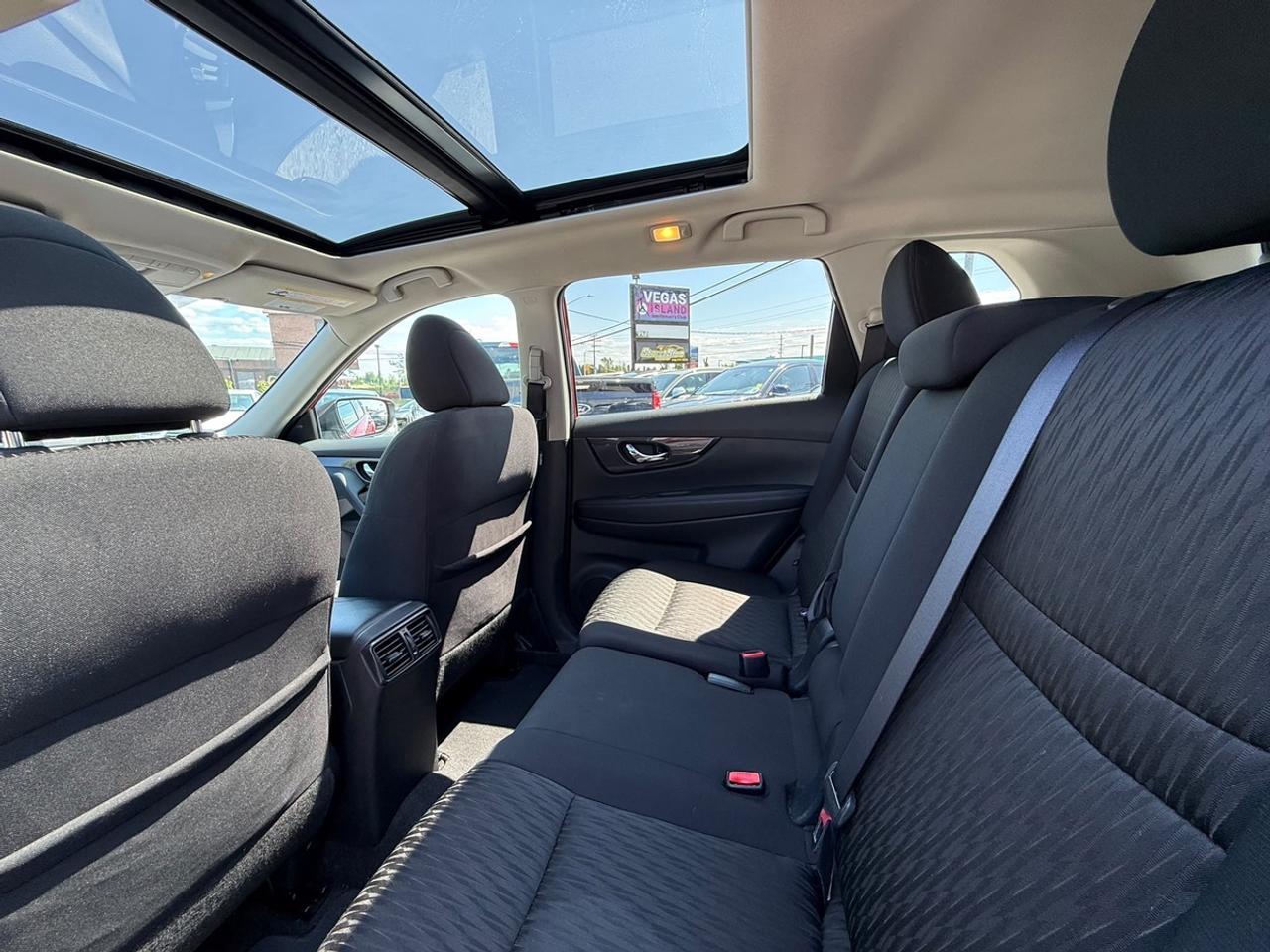2017 Nissan Rogue SV Photo