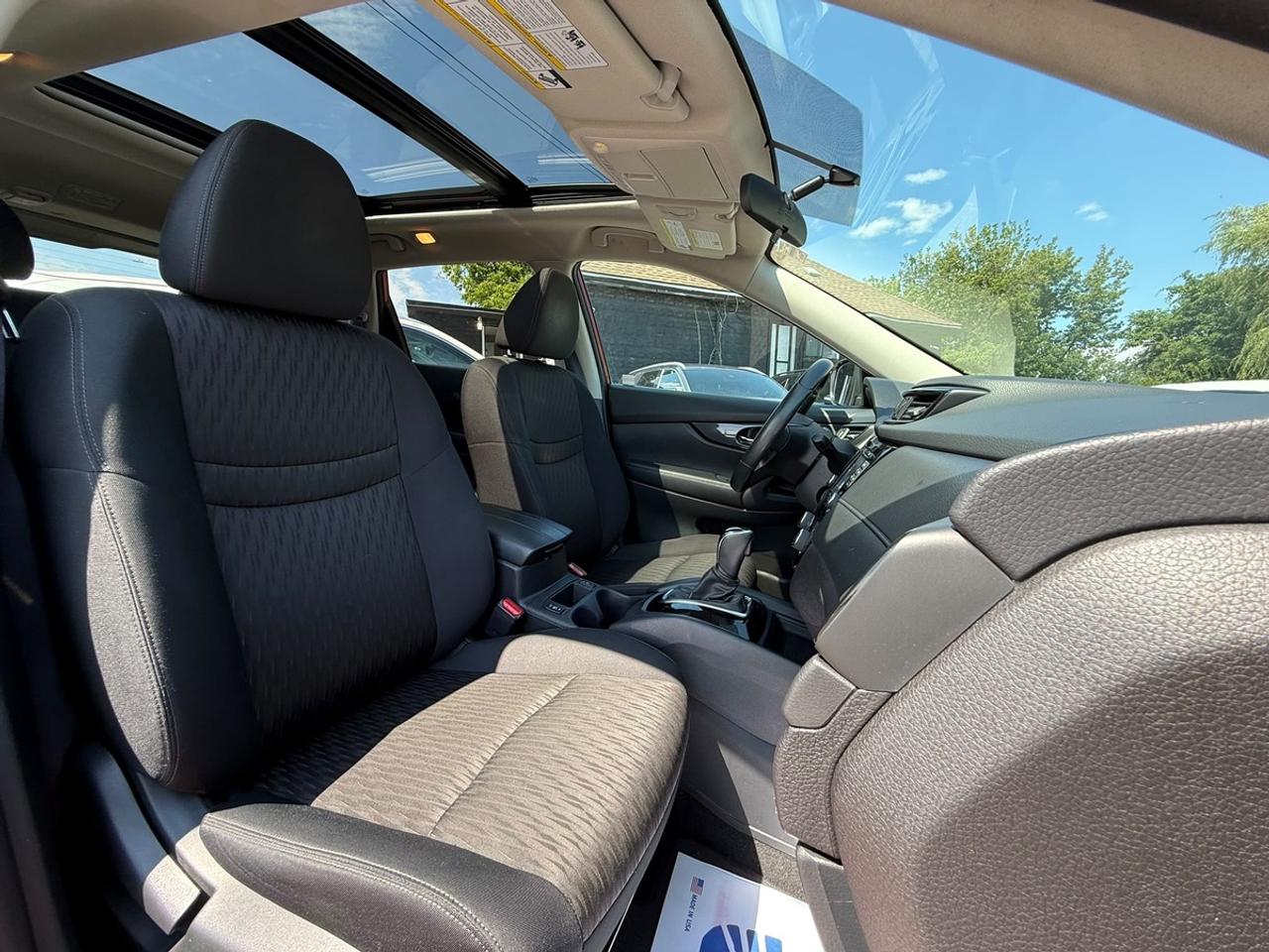 2017 Nissan Rogue SV Photo