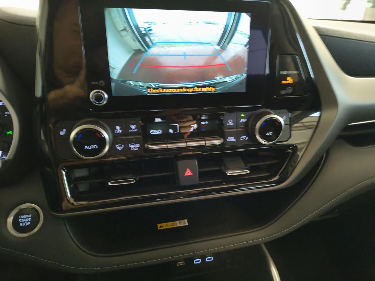 2024 Toyota Highlander XLE Photo0