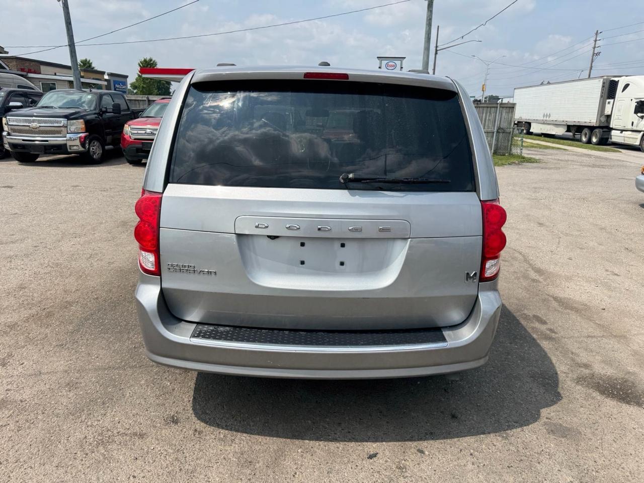 2019 Dodge Grand Caravan SXT Premium Plus, LOADED, WELL MAINTAINED Photo3