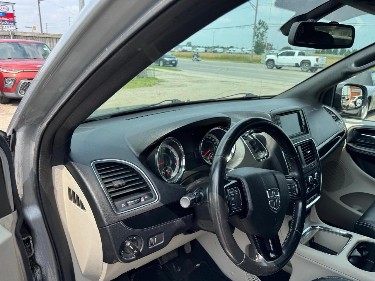 2019 Dodge Grand Caravan SXT Premium Plus, LOADED, WELL MAINTAINED Photo