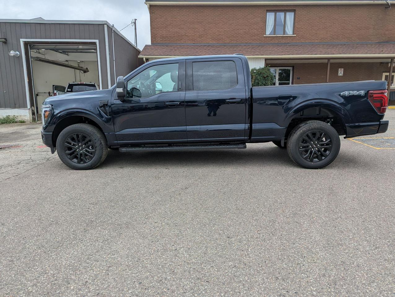 2026 Ford F-150 Lariat SuperCrew 501A Long Box 4x4 Photo2