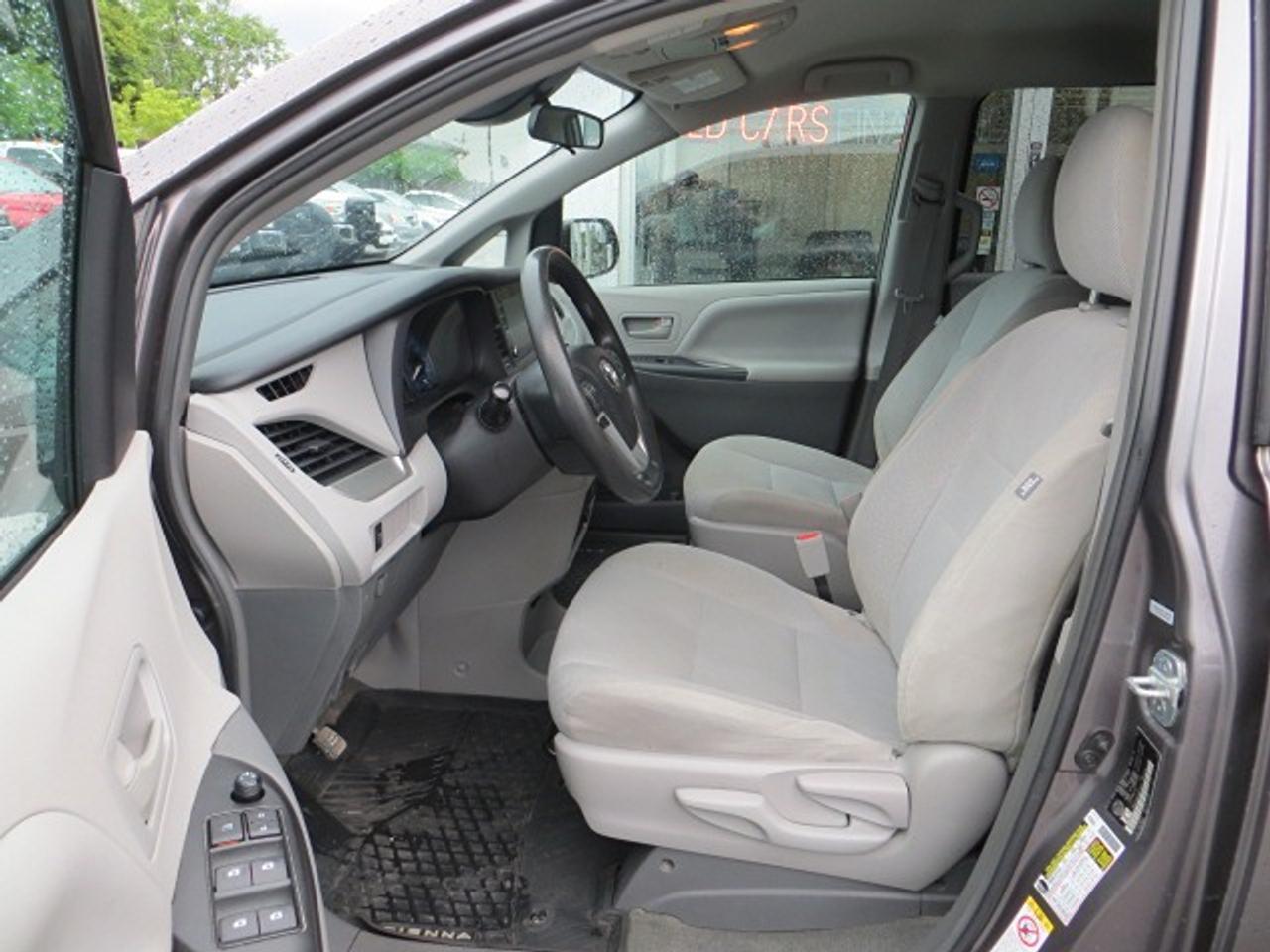 2019 Toyota Sienna CERTIFIED, NO ACCIDENTS Photo