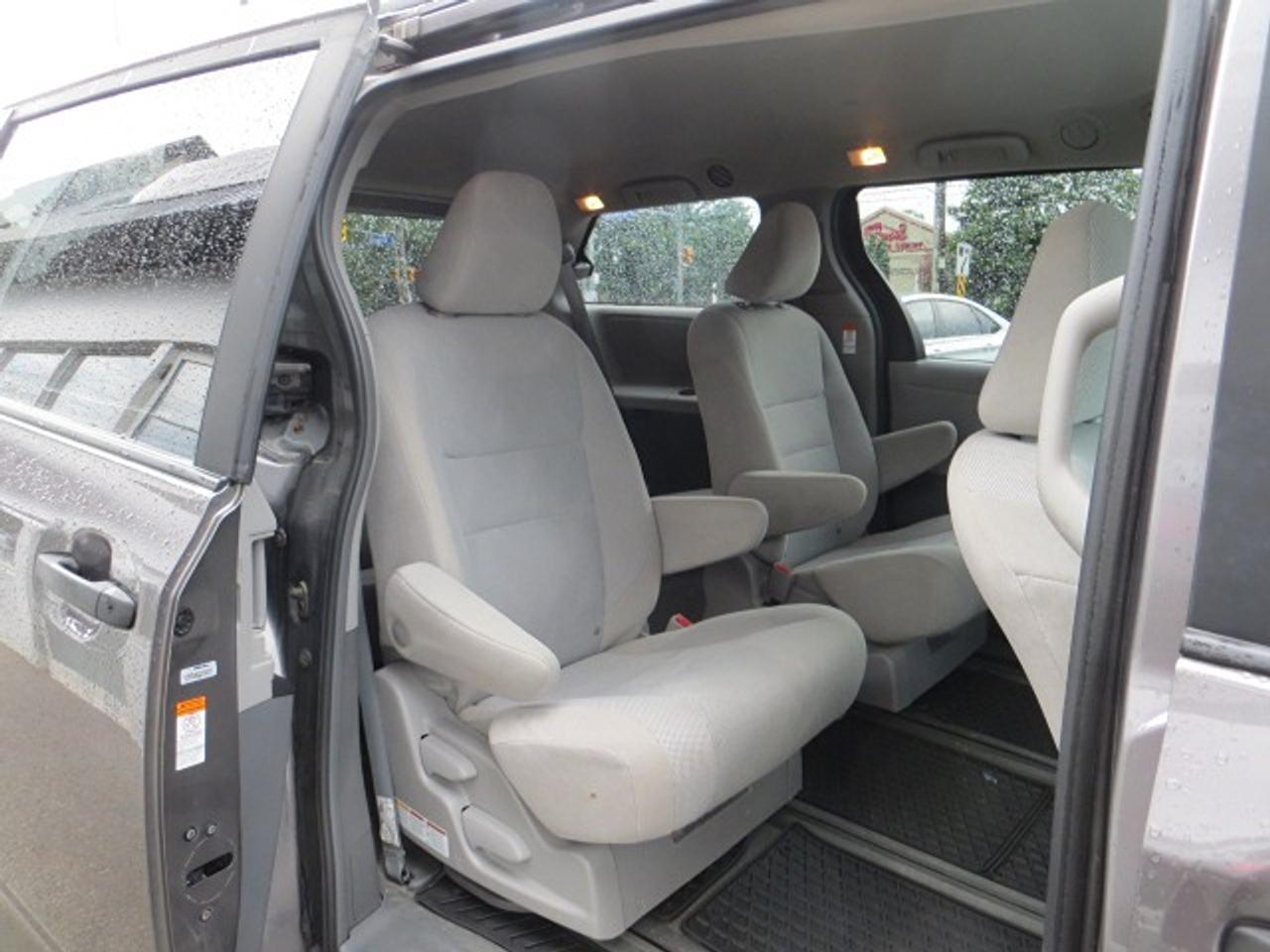 2019 Toyota Sienna CERTIFIED, NO ACCIDENTS Photo