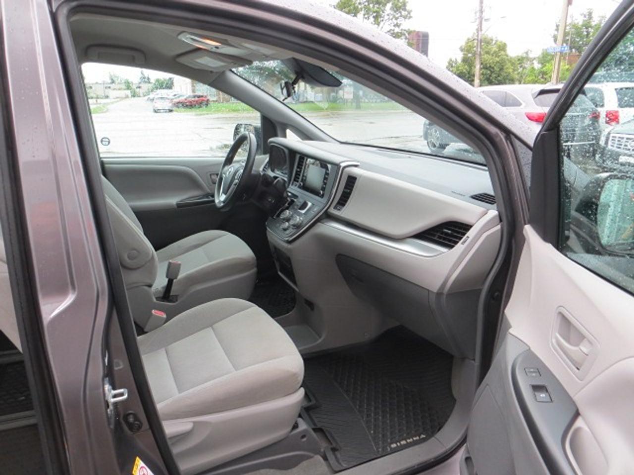 2019 Toyota Sienna CERTIFIED, NO ACCIDENTS Photo