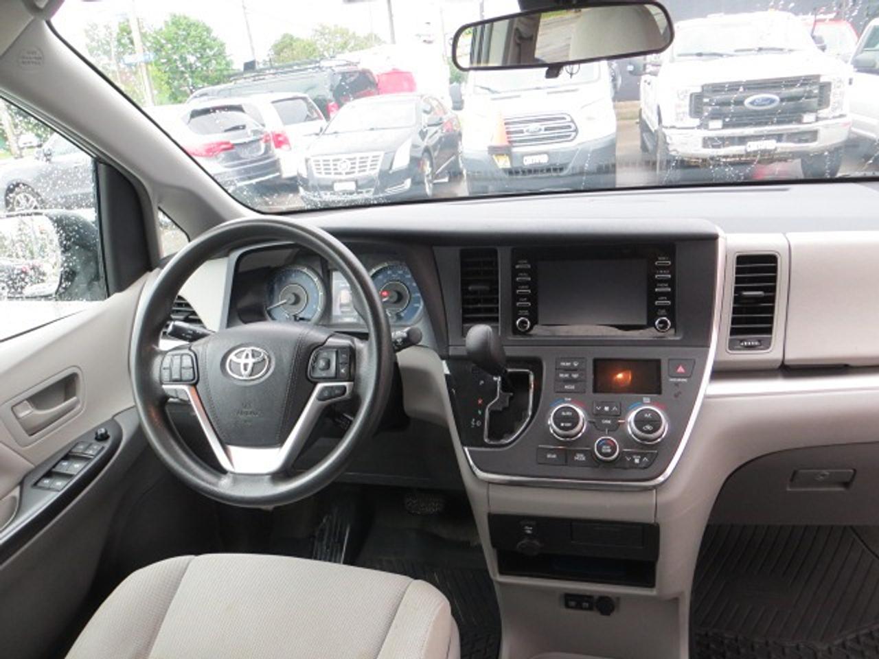 2019 Toyota Sienna CERTIFIED, NO ACCIDENTS Photo