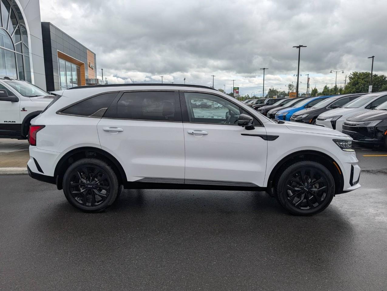 2022 Kia Sorento 2.5T SX w/Burgundy Leather Winter tires on rims Photo