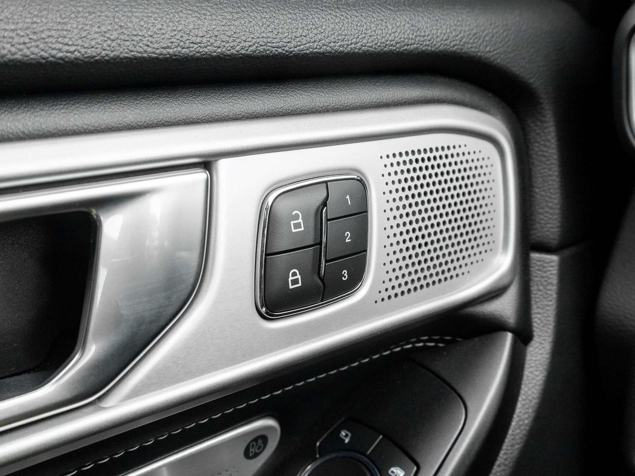 2020 Ford Explorer ST  TRADE IN ONE OWNER  WELL MAINTAINED  B&O AUDIO Photo