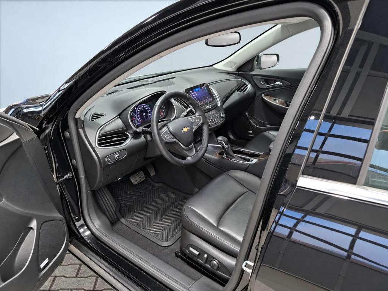 2023 Chevrolet Malibu LT  Mosaic Black Metallic on Jet Black Leather   Turbocharged   8-in Touchscreen with Apple Carplay/Android Auto    Blind Photo