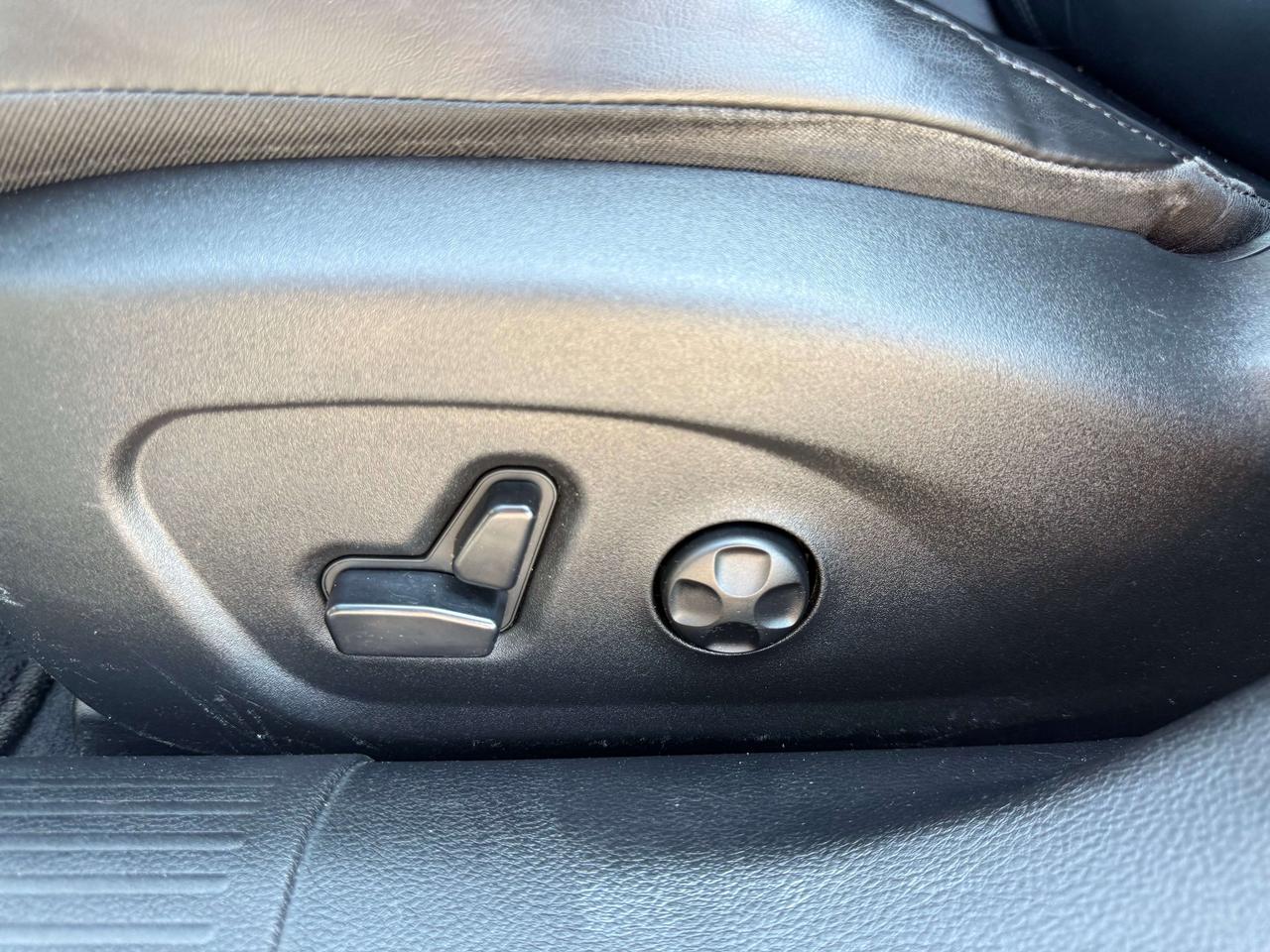 2015 Chrysler 200 C - htd seats/wheel - sunroof Photo