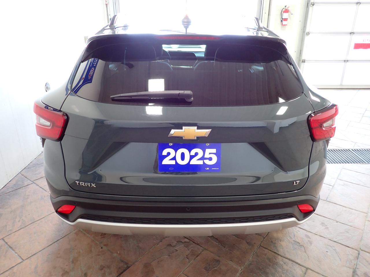 2025 Chevrolet Trax LT FWD 4DR Photo2