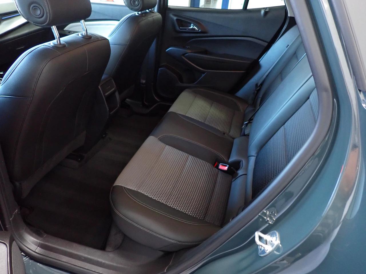 2025 Chevrolet Trax LT FWD 4DR Photo