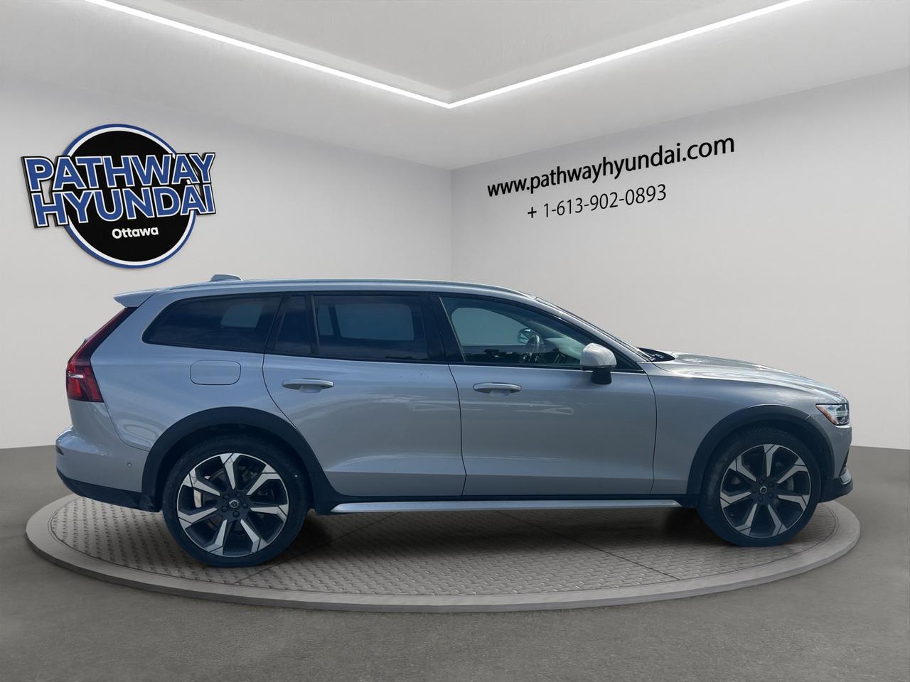 2024 Volvo V60 Cross Country | Reverse Cam | Heated Seats Photo