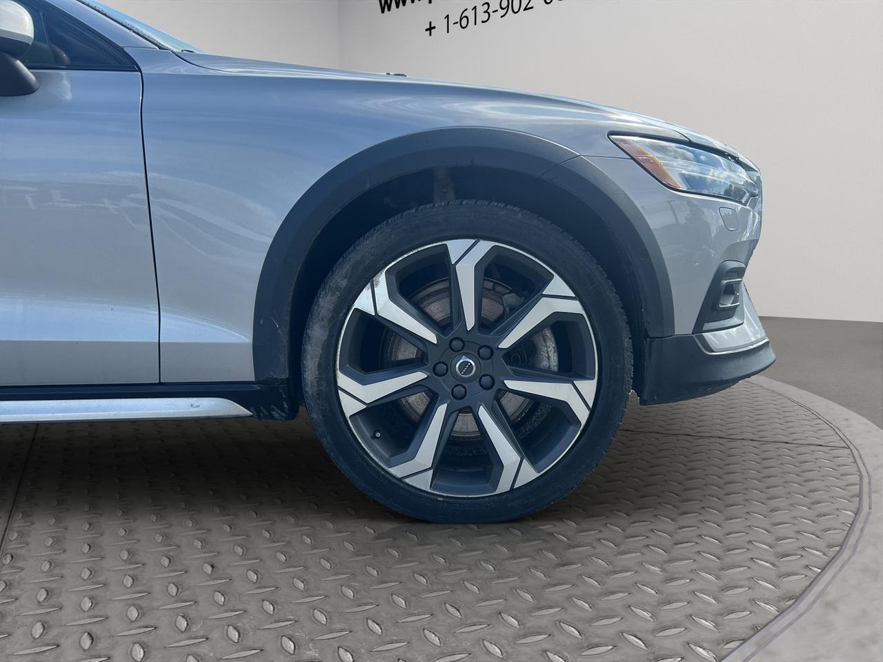 2024 Volvo V60 Cross Country | Reverse Cam | Heated Seats Photo