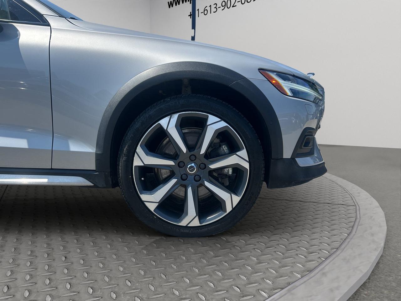 2024 Volvo V60 Cross Country | Reverse Cam | Heated Seats Photo2