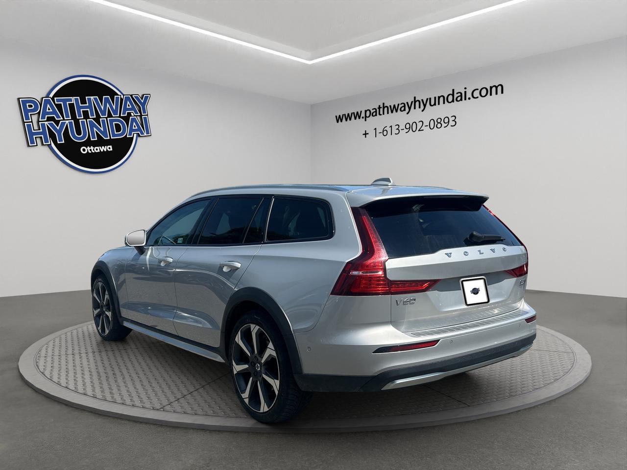 2024 Volvo V60 Cross Country | Reverse Cam | Heated Seats Photo