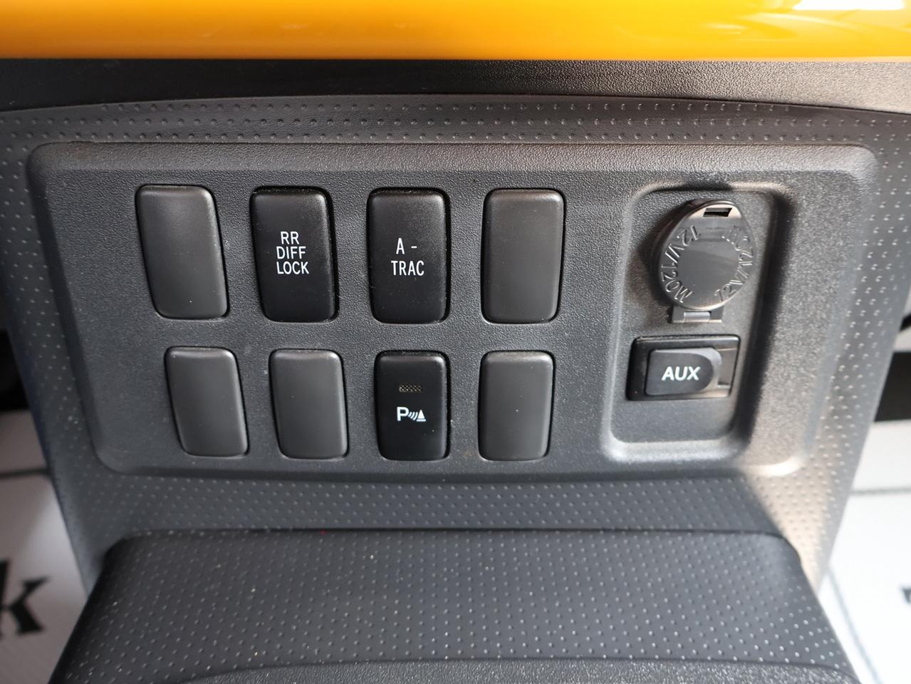 2008 Toyota FJ Cruiser 4WD AT *ACCIDENT FREE* CRUISE CONTROL ALLOYS RUNNING BOARDS Photo