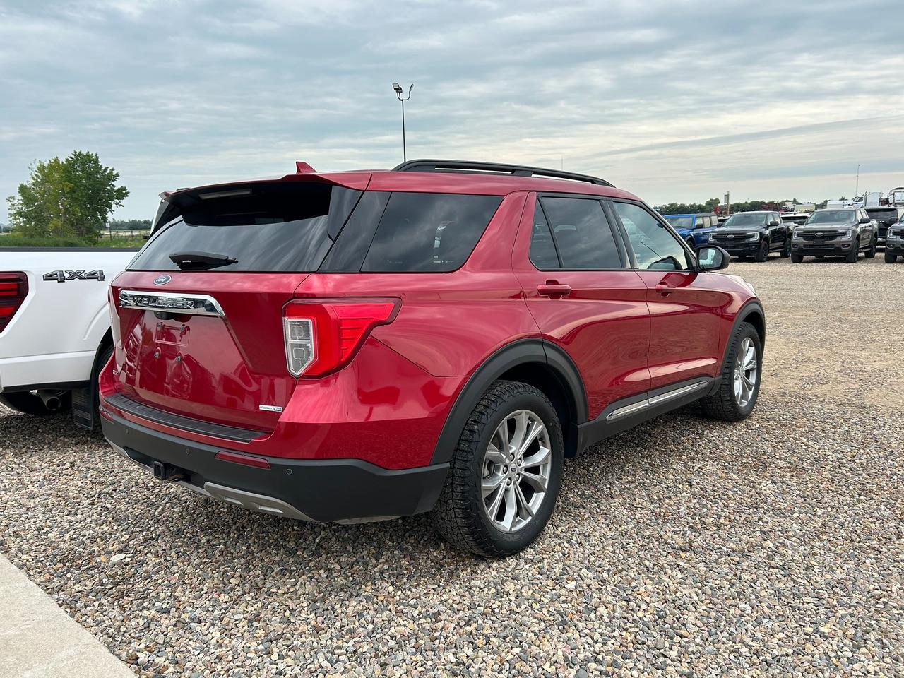 2020 Ford Explorer XLT 4WD Photo3