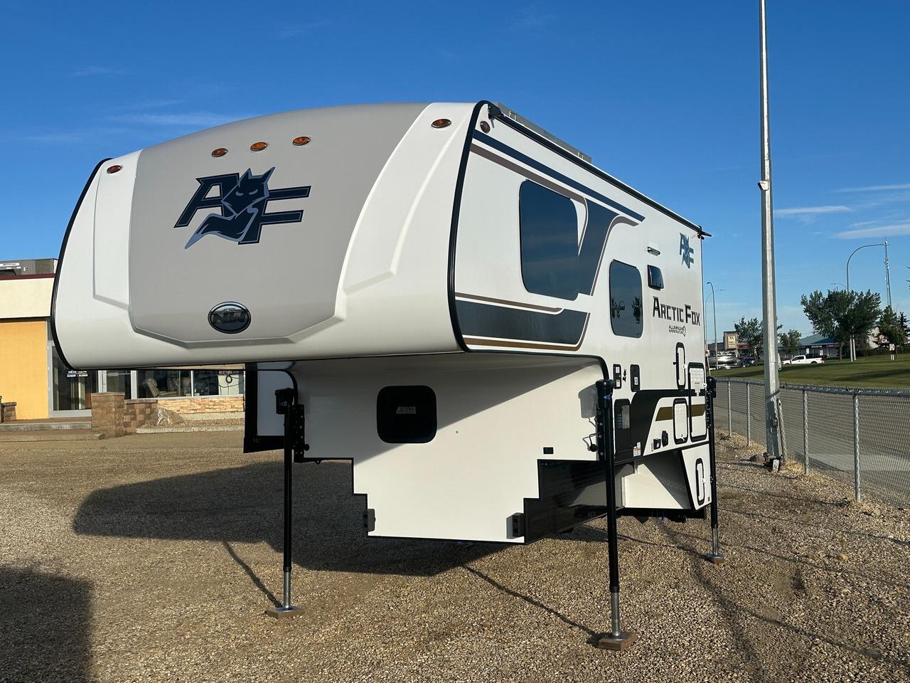 2027 ARCTIC FOX 811 