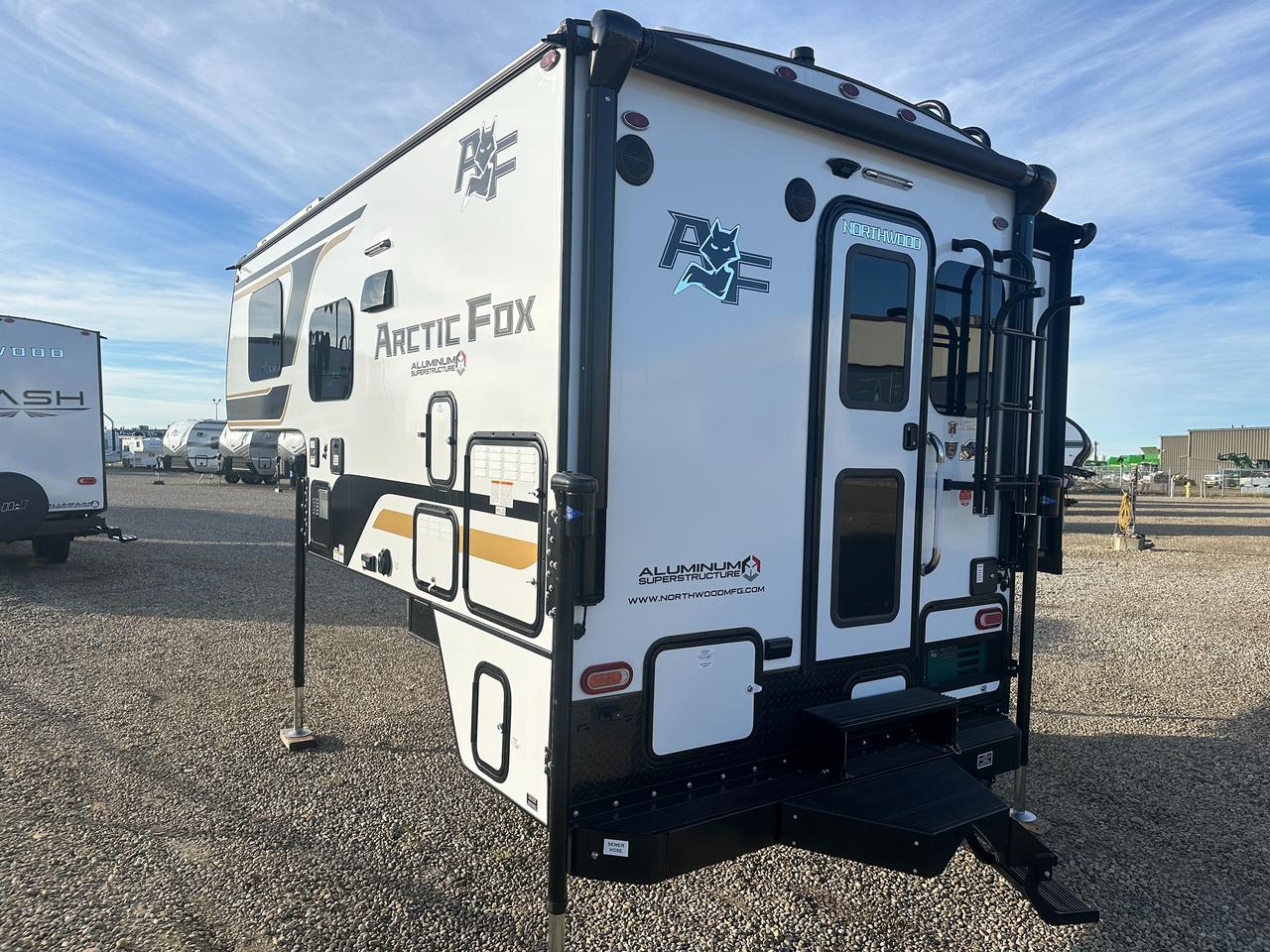 2027 ARCTIC FOX 811 
