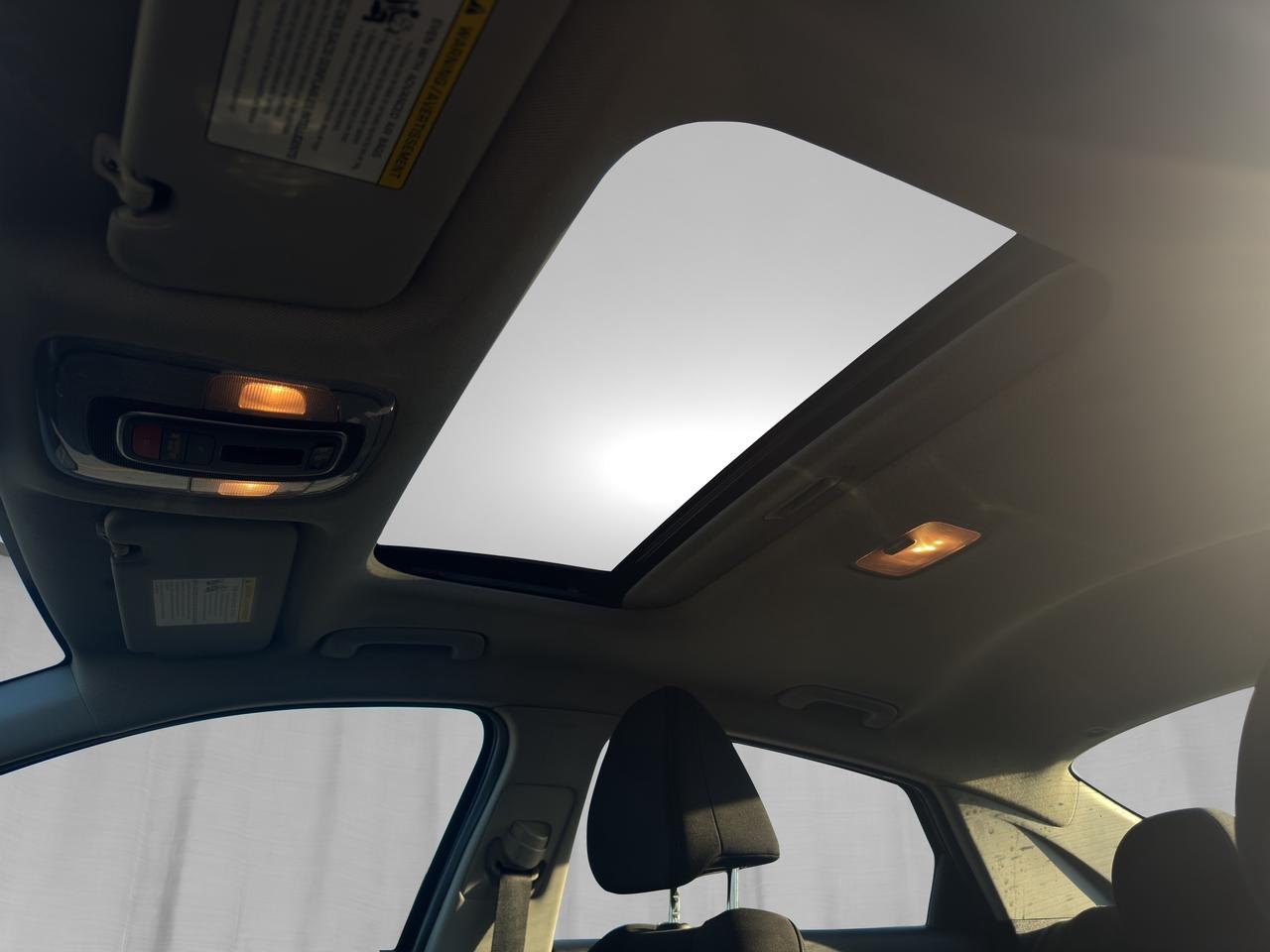 2022 Hyundai Elantra Preferred IVT w/Sun & Tech Package Photo