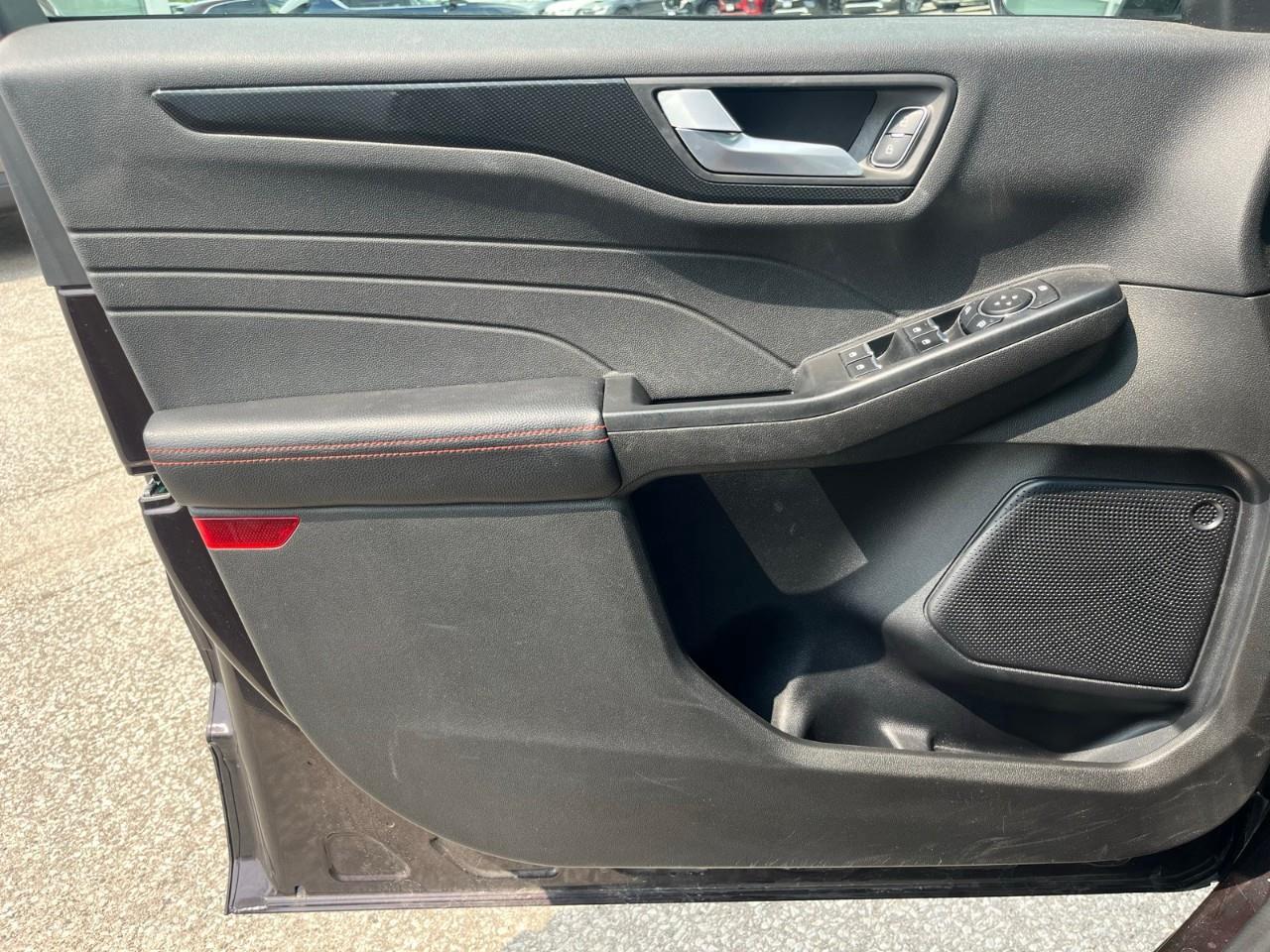 2023 Ford Escape ST-Line Adaptive Cruise Control | Power Liftgate | Low Kilometers Photo