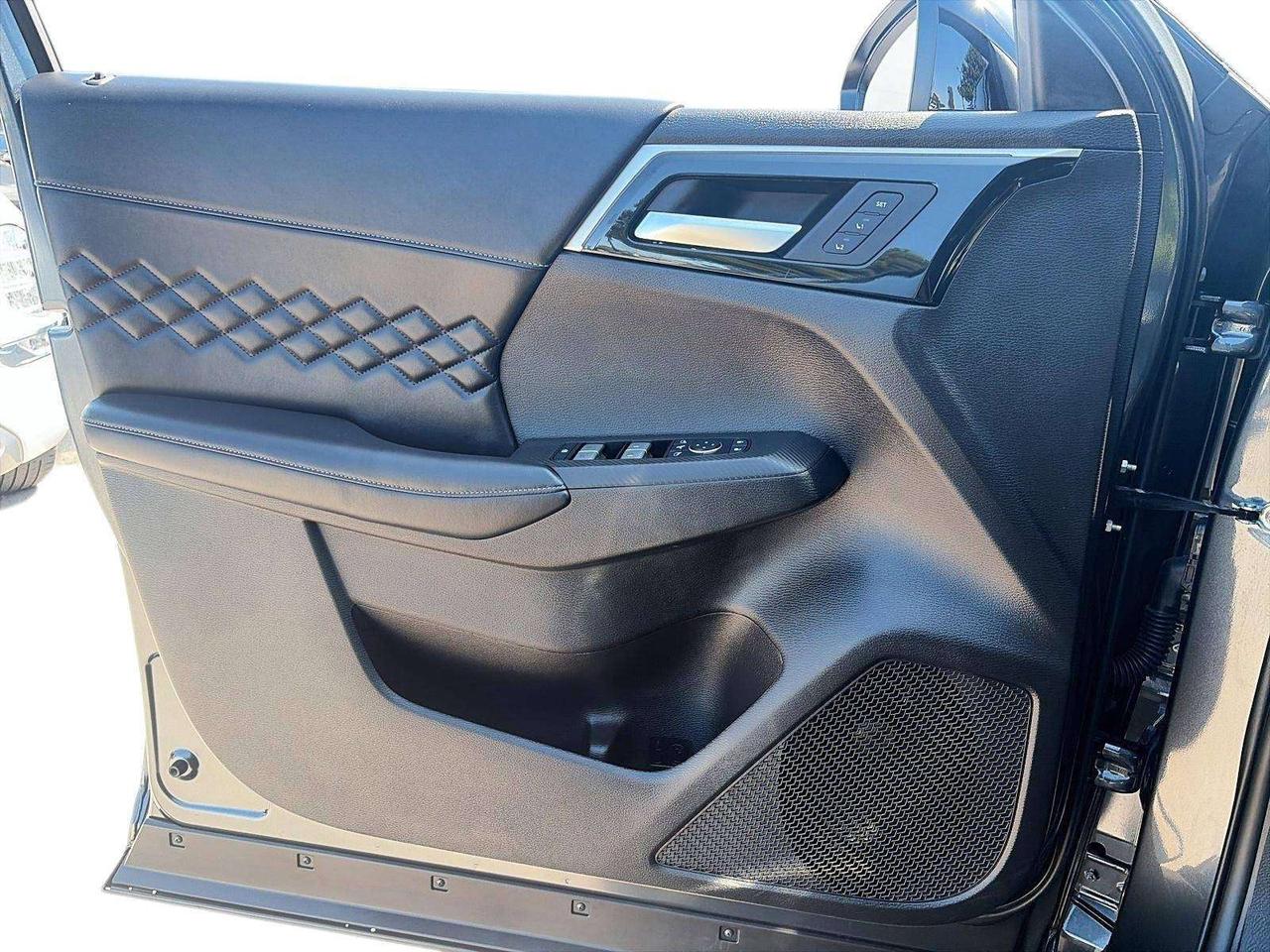2025 Mitsubishi Outlander Phev NOIR MASSAGE FRONT SEAT Photo