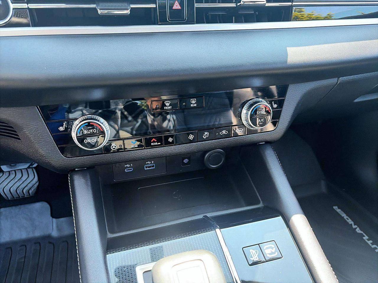 2025 Mitsubishi Outlander Phev NOIR MASSAGE FRONT SEAT Photo