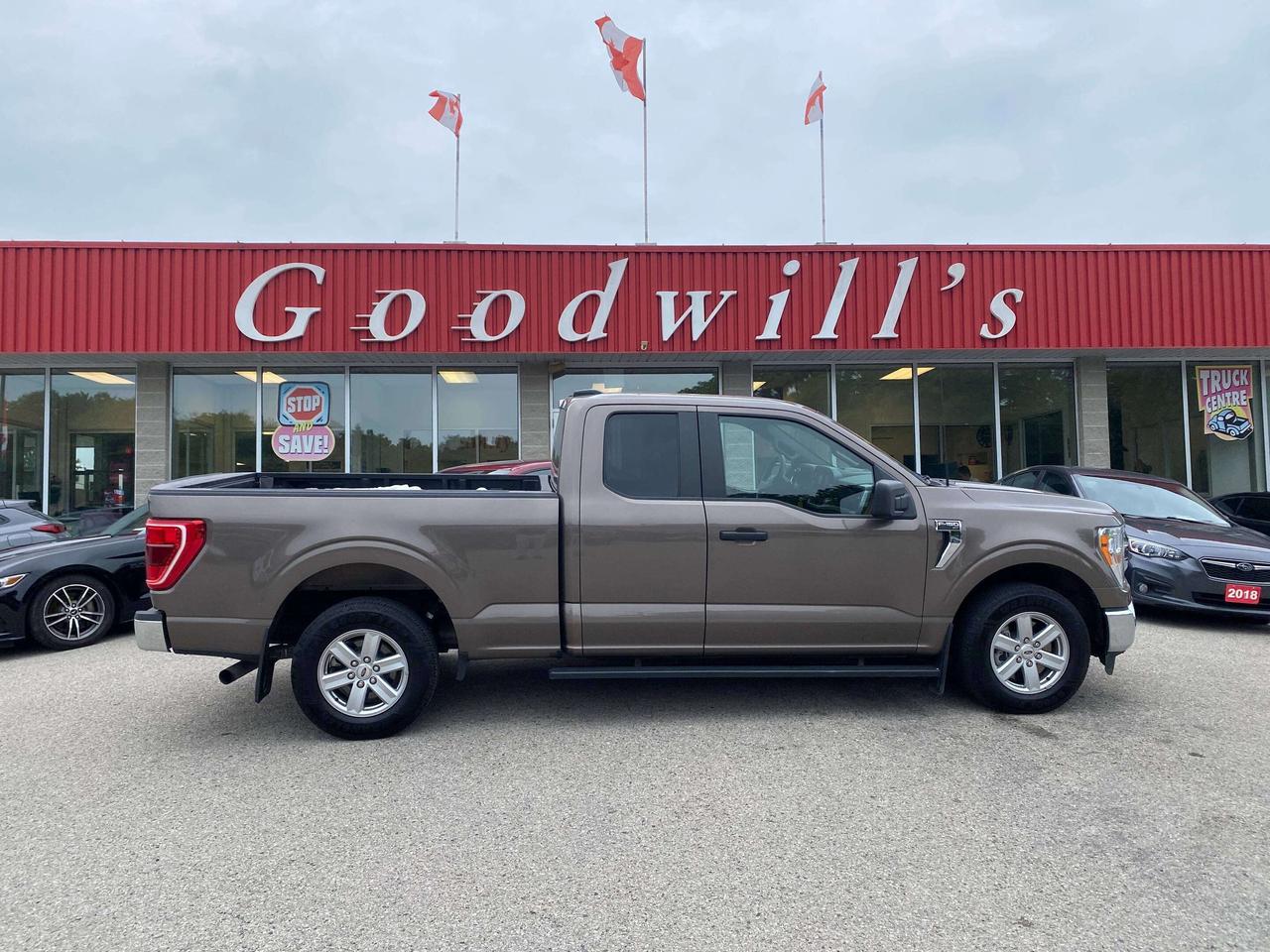 2022 Ford F-150 XLT, CLEAN CARFAX, BACK UP CAM, 2WD! Photo