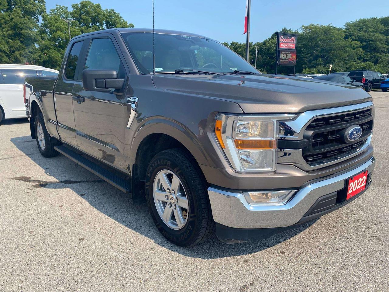 2022 Ford F-150 XLT, CLEAN CARFAX, BACK UP CAM, 2WD! - Photo #2