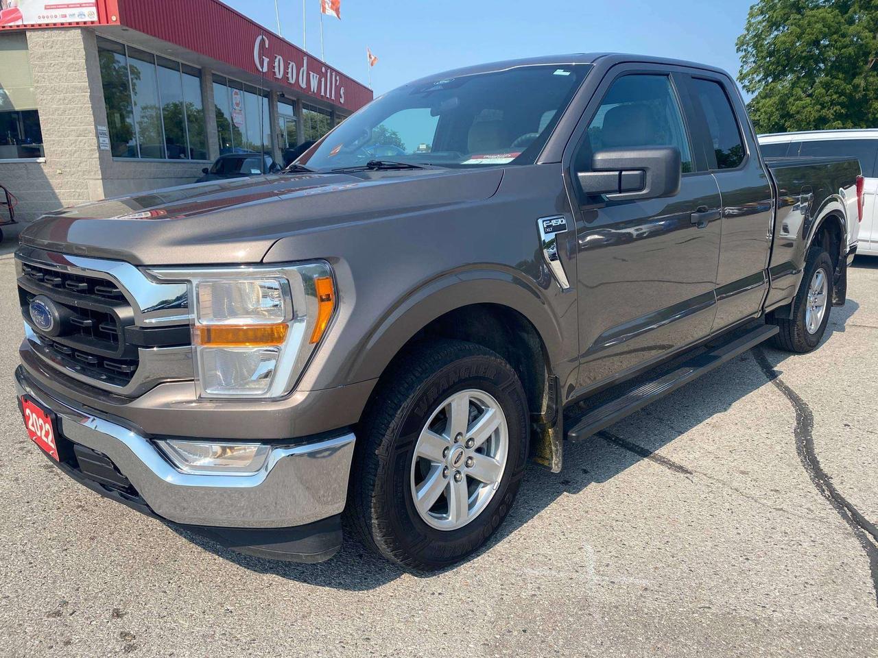 2022 Ford F-150 XLT, CLEAN CARFAX, BACK UP CAM, 2WD! Photo